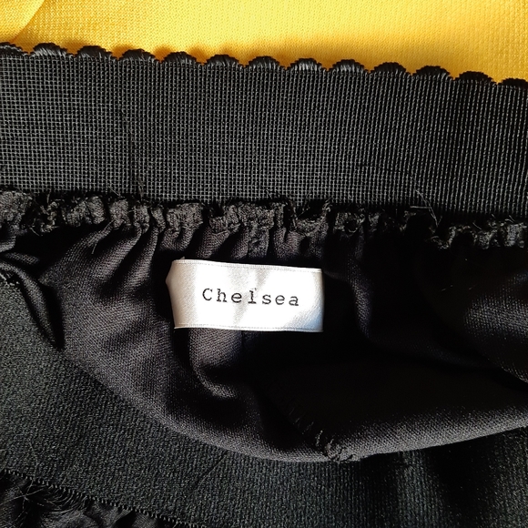 Chelsea black textured skirt size large - Picture 4 of 5